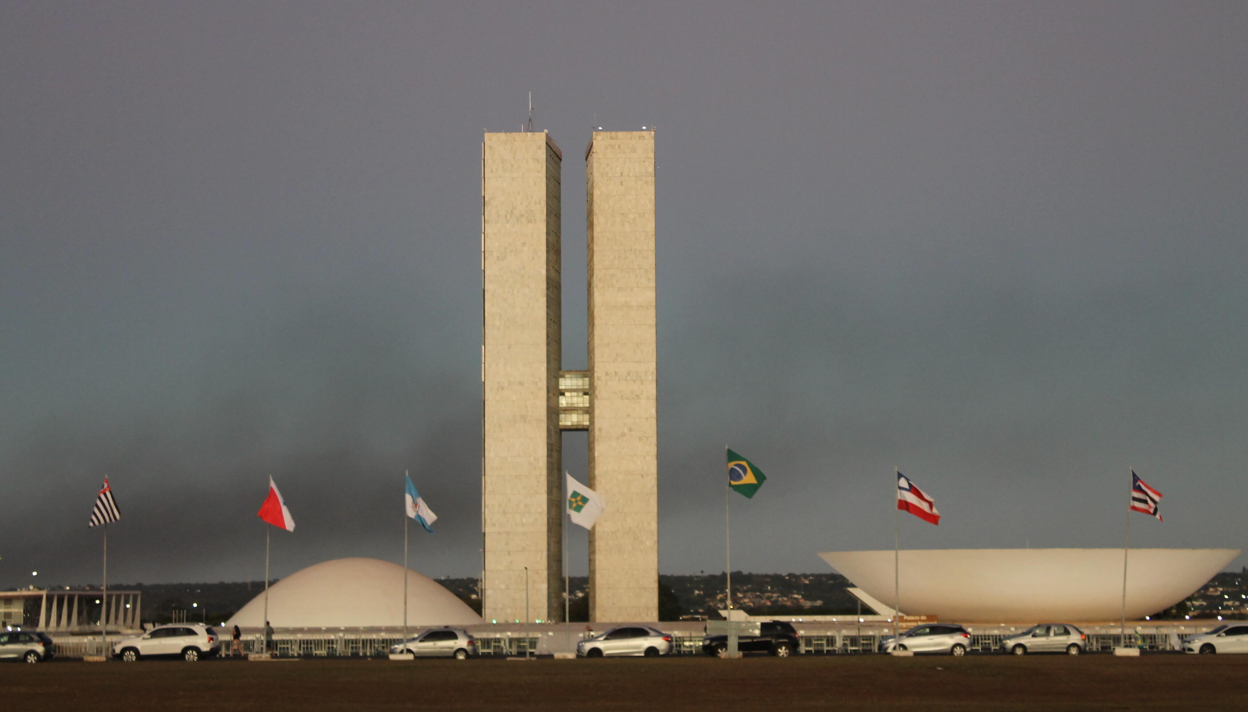 Imagem do Congresso Nacional do Brasil ao anoitecer.