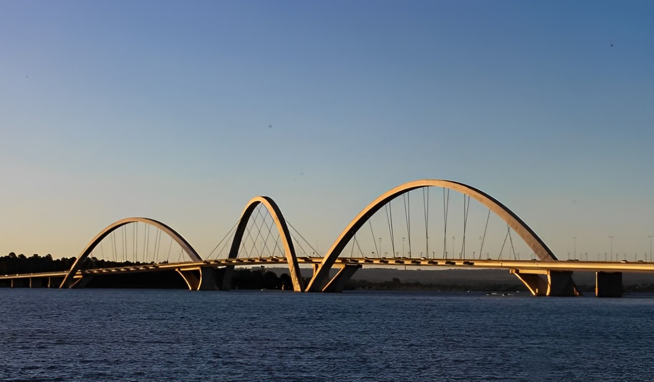 Imagem da Ponte Juscelino Kubitschek em Brasília, Brasil.